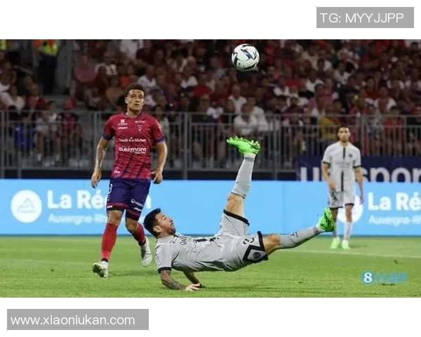 新疆足球明星展现绝技倒钩进球引发全场欢呼 新疆足球明星展现绝技倒钩进球引发全场欢呼